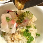 松濤館 - 鯛飯に胡麻ペースト、カリカリ梅、葱、山葵を乗せて出汁をかけて頂きます