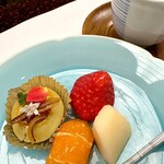 松濤館 - 水菓子・三島甘藷のスイートポテト、苺、洋梨、蜜柑