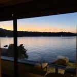松濤館 - 個室寝室。夕暮れの駿河湾眺め。ベッドはシモンズでグッスリ快眠