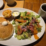 コナズ珈琲 - 料理写真:サーモンサラダパンケーキとサンセットブレンド