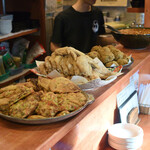 日の丸や - カウンターに並ぶおばんざい