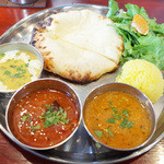 タンドールバル カマルプール - カマルランチ(750円)+カレー3種(200円)+チーズクルチャ(+200円) カレーは海老＆ナス(辛口)、チキンキーマ(中辛)、ほうれん草入りダルカレー(マイルド)