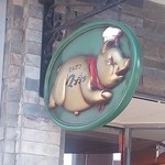 豚がコック帽をかぶったかわいらしい看板