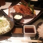 上ロースとかきフライのセット　かきフライが大きくて、ロースカツが見えません。。。