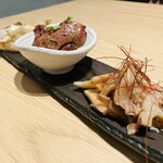 炉端と地鶏 橙 あいべ - 金沢県産肉厚エイヒレ/秋刀魚ときのこと紅生姜きんぴら/