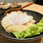 炉端と地鶏 橙 あいべ - 橙の温玉のせ温かポテトサラダ