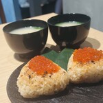 炉端と地鶏 橙 あいべ - 焦がし醤油の焼きおにぎりいくらのせ/白湯スープ