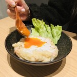 炉端と地鶏 橙 あいべ - 橙の温玉のせ温かポテトサラダ