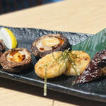 炉端と地鶏 橙 あいべ - 季節の焼き野菜盛りと厚切り牛タン