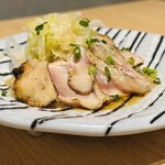 炉端と地鶏 橙 あいべ - 薩摩地鶏の炭火たたき