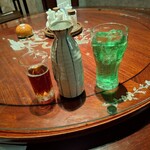 南洋飯店 - 紹興酒（常）二合、メロンソーダ一杯目