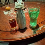 南洋飯店 - 紹興酒（常）二合、メロンソーダ一杯目