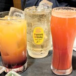 やきとり本舗 - カラフルで良い感じ♡左からカシスオレンジ・中央は忘れてもうた・・ﾃﾍﾍ･･･・右はレッドアイ♬