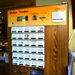首里 ほりかわ - 券売機がウッド調