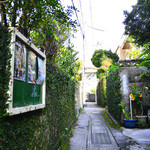 首里 ほりかわ - この路地の奥にあります