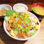 はじめ鮮魚店 - 本日のランチ 海鮮ばらちらし丼(1000円) 本生まぐろ、生サーモン、やりいか、平すずき入り。小鉢はれんこんのきんぴら、つみれ汁、漬物