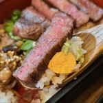 鉄板肉食堂 日々 - ①黒毛和牛二色重(税込2,860円)
            厚切り徳島牛イチボ
            ファーストタッチは脂の旨みは穏やかなのですが、逆に脂が口の中に残る感じ、若い人にはマッチすると思うけど、私には主張が強いかも