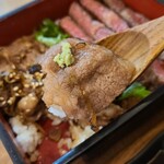 鉄板肉食堂 日々 - ①黒毛和牛二色重(税込2,860円)
            薄切り佐賀牛薄切りカルビ
            脂の旨みがしっかりあるが、いつまでも残らずスッと脂が去っていく感じで食べ易いです
            私は二色重よりも焼肉重の方が向いているかも