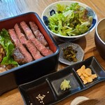 鉄板肉食堂 日々 - 黒毛和牛二色重(税込2,860円)
            ①黒毛和牛二色重(徳島牛イチボ&佐賀牛薄切りカルビ)
            薬味:ガーリックチップ&摺り山葵&焼肉タレ
            ②野菜サラダ③お味噌汁④お漬け物(高菜)