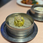 中国料理 旬輝 - フカヒレランチについてけるシュウマイ。味ついてるからなんもつけずに