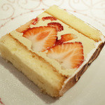 レストラン コバヤシ - フレジエ(フレッシュ苺とバタークリームをサンドしたケーキ) バラの香り