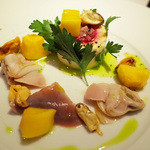 レストラン コバヤシ - ビーツを詰めたフレッシュチーズとじゃが芋のムース 九十九里浜産ハマグリとフランス モンサンミッシェル産ムール貝・パパイヤと共に