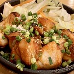 壱の座 有楽町串酒場 - 上州地鶏の鉄板焼き 858円(税込)