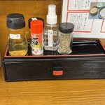 麺家 本倉 - 卓上調味料です。