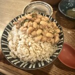味噌めしや まるたま - 玄米に納豆と肉味噌まぜまぜをオン　贅沢〜