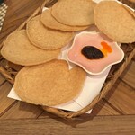 チェディルアン 北堀江本店 - つきだしのエビ煎餅