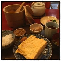 やげんぼり 赤坂店 - 八坂。だし巻きたまご。
                    このだし巻きすごい。したたる。
                    ちりめん山椒や漬け物も美味い。ご飯の食べ過ぎ必至。
                    ¥1,000超えも納得の仕上がり。