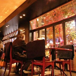 Cafe La Boheme - １階メインフロアは、ワイワイお食事をしたい方に。ガラス張りの開放的な店内からイルミネーションを眺めて