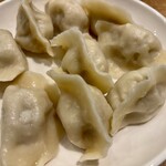 1+dumpling - 白菜と豚肉の旨み餡をプリプリ皮が包みます♪