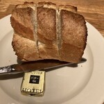 つばめグリル - パンもバター付き、しっかりしたパン
