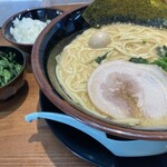 横浜家系ラーメン 麺田 - 醤油ラーメン、麺半玉増、ほうれん草追加