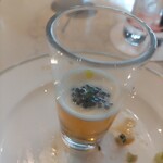 ザ・カハラ ホテル&リゾート 横浜 - コンソメジュレとカリフラワーのヴルーテ　キャヴィアリキャビアとフレーバーオイル