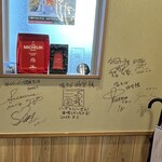 塩そば 時空 - 壁に最近訪れた有名人のサインが書かれていました。
