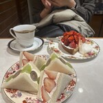 ぽえむ マノ ア マノ コーヒー - 本日のフルーツサンド(とシャインマスカット)といちごタルト