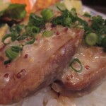 ジュイップ - とんかつくらい厚い豚フィレ肉を焼いて、マスタードクリームソースがたっぷり。