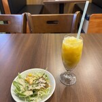 SAVOR THE ASIAN TABLE - セットのミニサラダとソフトドリンク(マンゴーラッシー)('25/12/14)