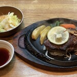 グリル上坂  - 牛ヒレステーキ150gの単品を注文。サラダ付き。