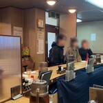 グリル上坂  - 店内は、良く言えばレトロで落ち着いた雰囲気。コの字型のカウンター席、テーブル席、小上がり席があり、一人でも家族でも利用しやすい造りです。