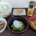 すき家 - 料理写真:牛まぜのっけ丼(定価420円)