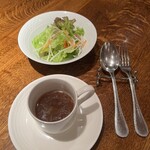 グリル満天星 麻布十番 - 数日前の オムライスのセットサラダとスープ カトラリーはずっしり重みアリ