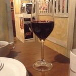 Monsuta Guriru - 肉に合う黒ワイン、カーニヴォのグラス。かぱかぱ行っちゃえますね。