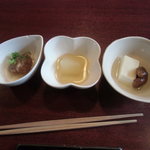 にこすたいる - 大和野菜の前菜（左からレンコン団子、五條の姫冬瓜、豆腐と原木シイタケ）