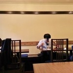 珍満茶楼 - 店内壁際のテーブル席