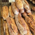 ポンレヴェック - 以前は、1本売りだったバケット（¥110だったかなぁ）
      ご時世に合わせた半分売りはとっても嬉しい⭐️
      さすがポンレヴェックさん、
      目のつけどころが良いですね♡