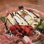 茅場町食堂 History by moto since 2010 - 洋梨と苺とブラータチーズのサラダ