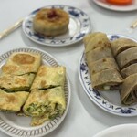 来来豆漿 - 右）牛捲大餅　左）蛋餅　奥）猪肉餡餅